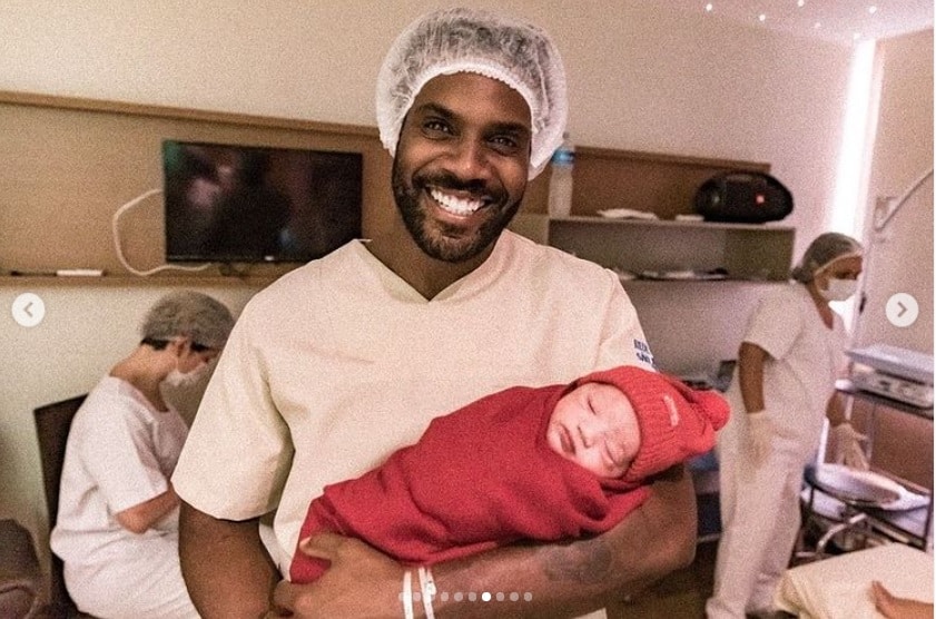 Rafael Zulu junto com seu bebê Kalu logo após nascer