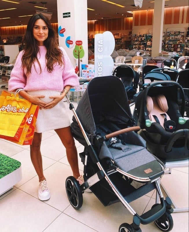 A atriz Thaila Ayala escolhendo o enxoval de seu bebê