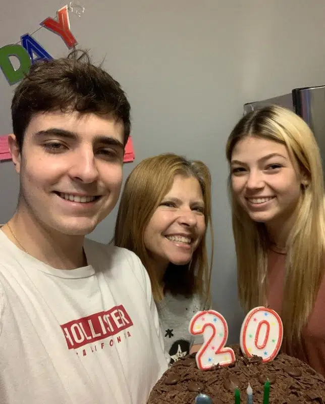 João Augusto Liberato, filho mais velho de Gugu Liberato, com a mãe e a namorada