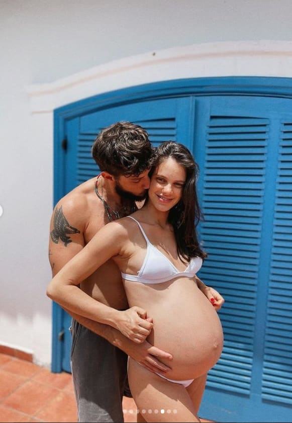 Chay Suede junto com sua esposa Laura Neiva que está grávida de nove meses