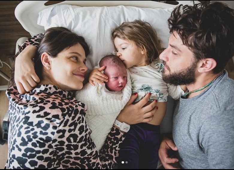 Chay Suede e Laura Neiva com seu recém-nascido e a primogênita
