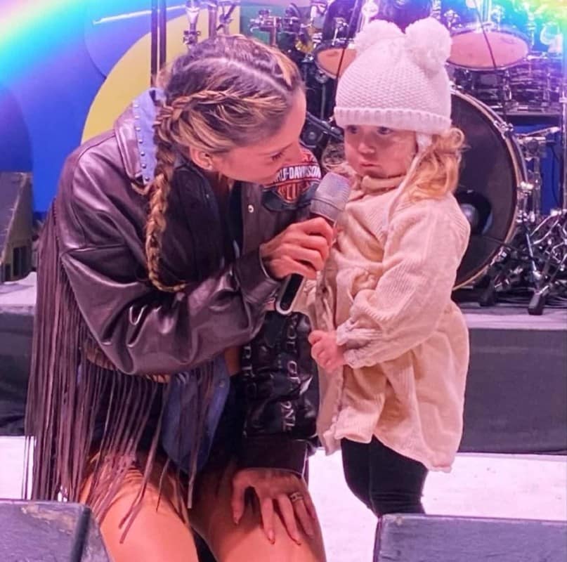 A cantora Claudia Leitte com a filha em cima do palco, em um festival no Alabama 