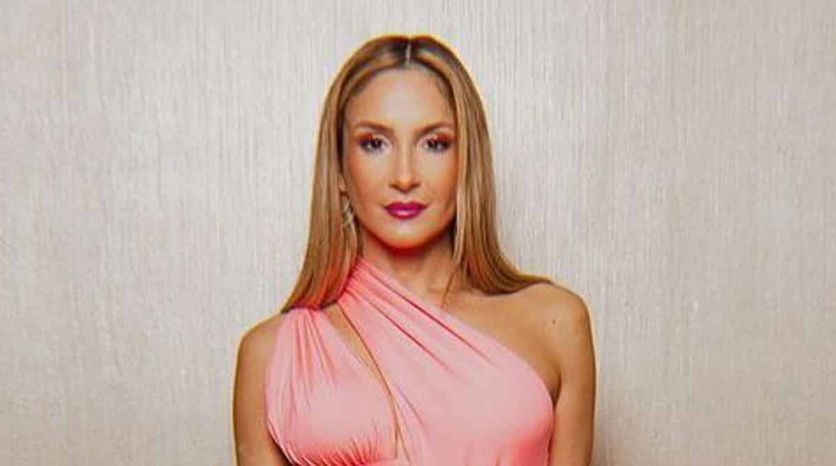 Claudia Leite posa com filhos