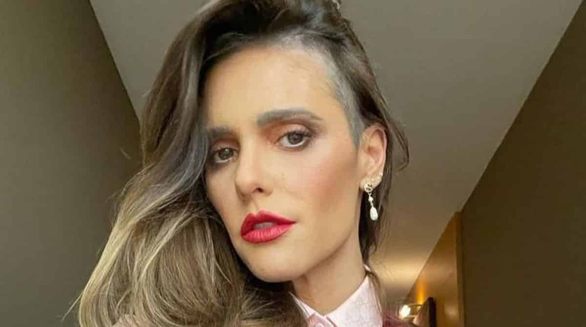 Fernanda Lima mostra filha a caminho da escola