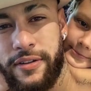 Filho de Neymar posou com a babá e desabafou sobre o pai
