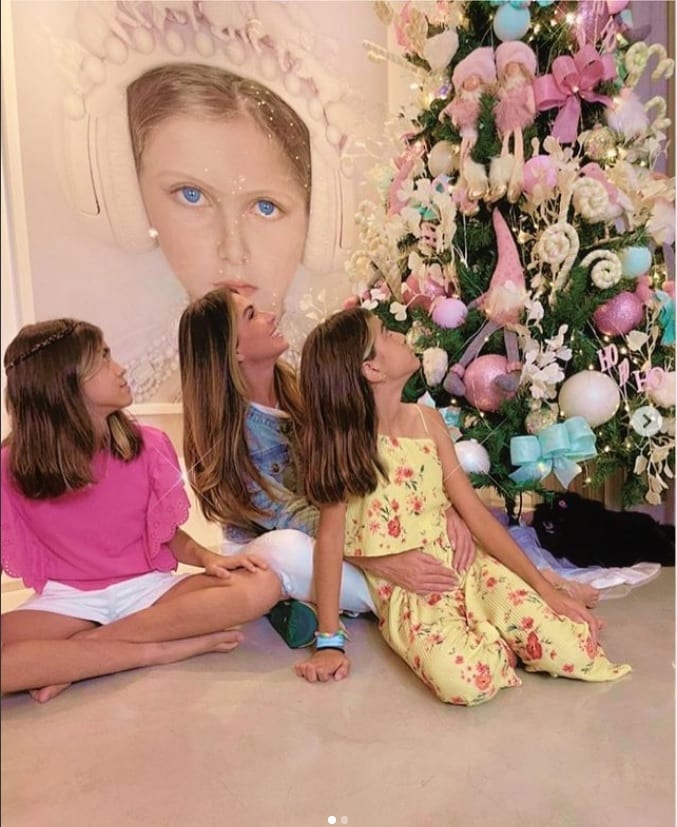 Giovanna Antonelli com as filhas gêmeas e sua linda decoração de Natal