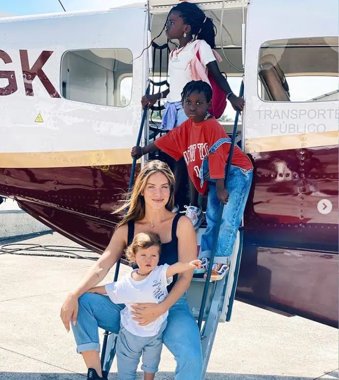 Giovanna Ewbank com os três filhos em um avião particular