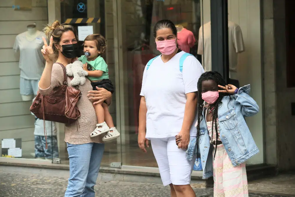 Giovanna Ewbank junto de dois dos filhos e a babá deles