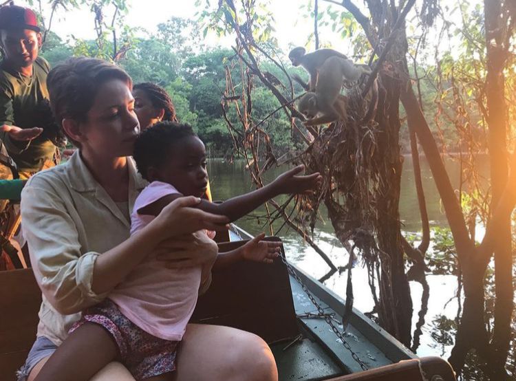 Leandra Leal passeia com filha na Amazônia