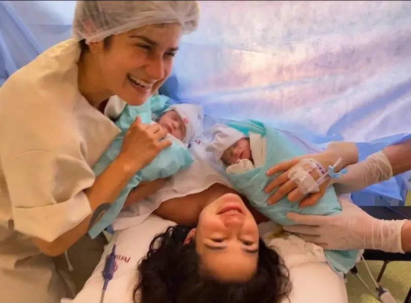 Nanda Costa com as filhas gêmeas que acabaram de nascer