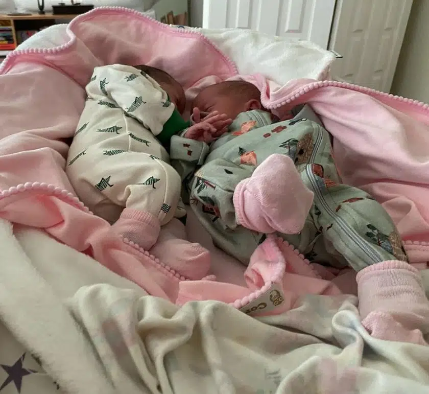 As bebês gêmeas recém-nascidas da atriz Nanda Costa