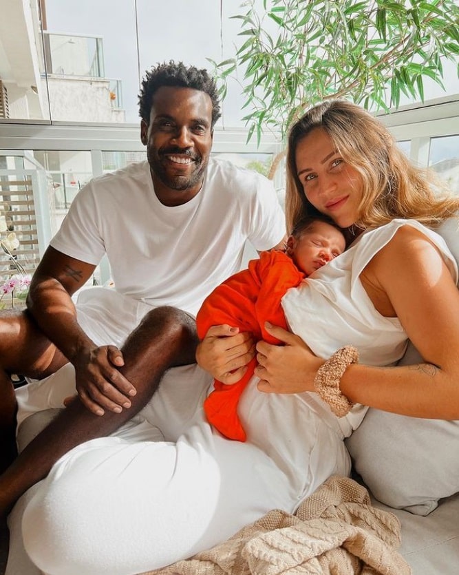 Rafael Zulu ao lado do filho recém-nascido e da esposa