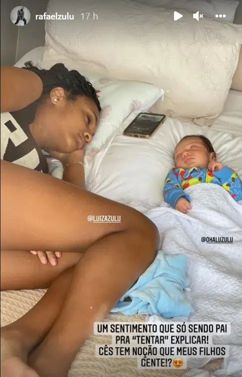 Rafael Zulu mostrando os dois filhos