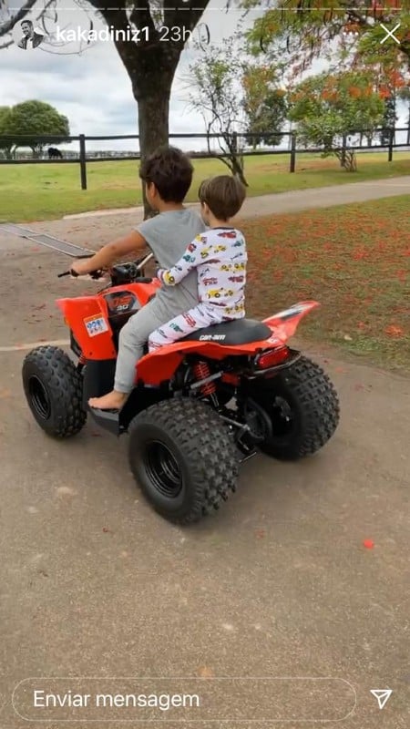 Kaká Diniz, marido de Simone, filmou o filho andando de quadriciclo
