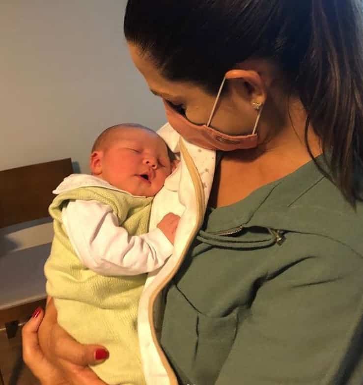 Thaís Fersoza junto com seu afilhado recém-nascido