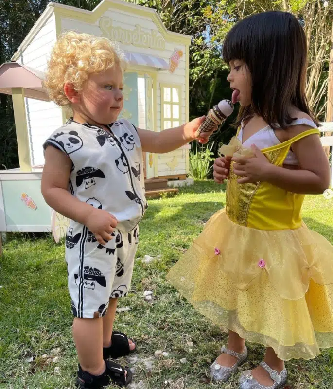 Thammy Miranda e Mayra Cardi mostraram os filhos brincando juntos