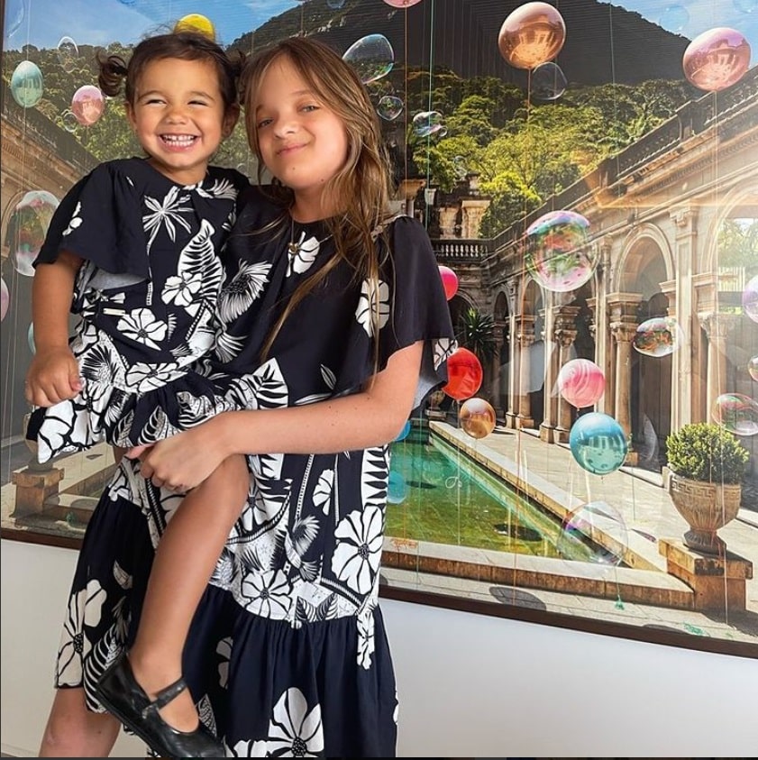 Ticiane Pinheiro mostrando as filhas com vestidos iguais