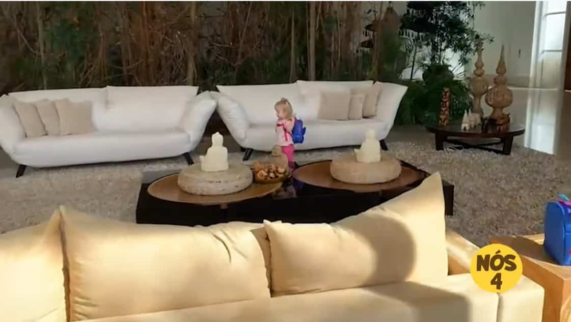 A pequena Maya na mansão de sua madrinha, a apresentadora Xuxa
