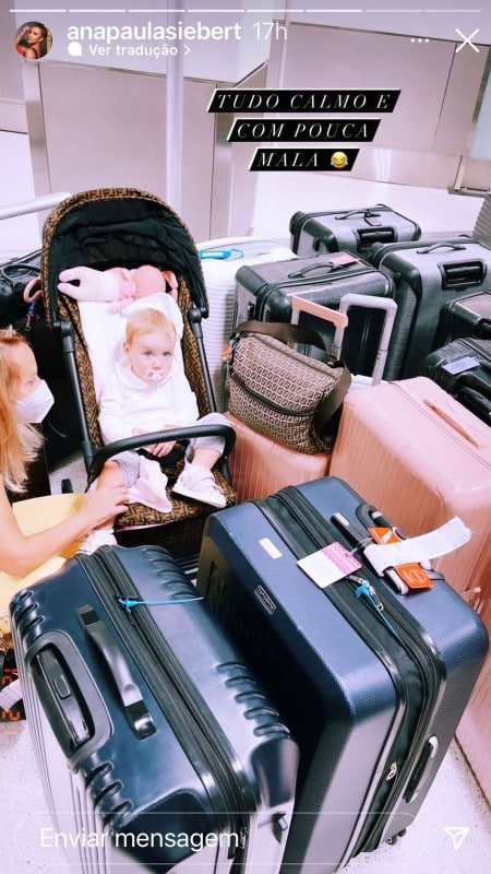 Vicky, filha de Justus e Ana Paula Siebert, no meio da bagagem