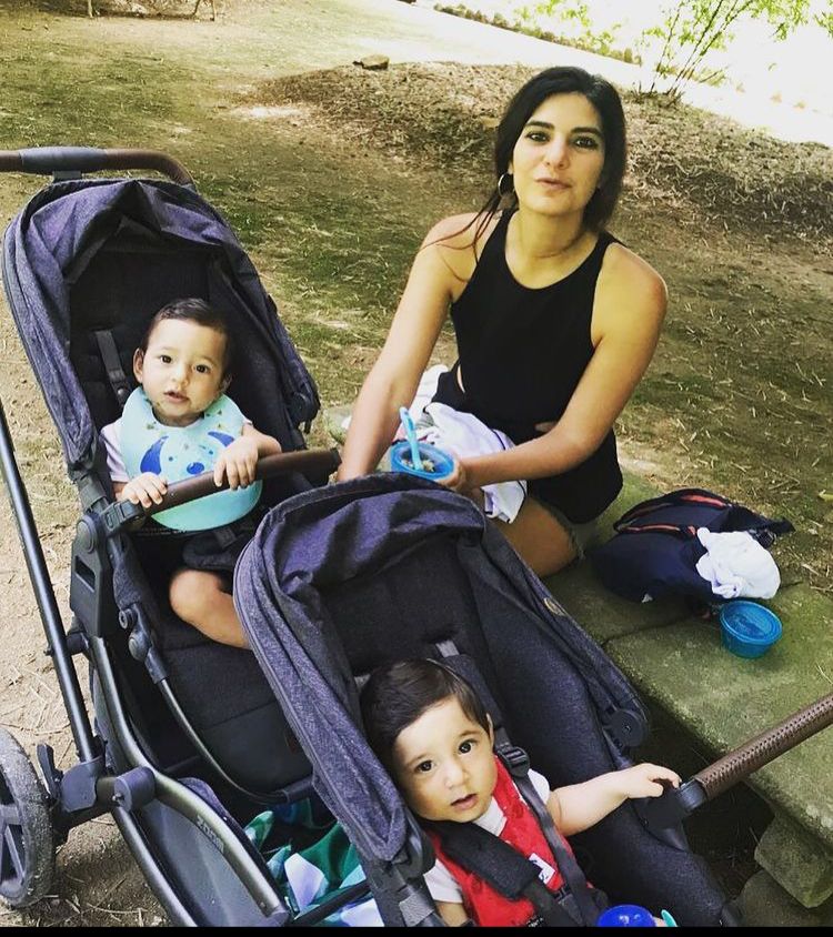 Andréia Sadi posa com seus filhos gêmeos em passeio