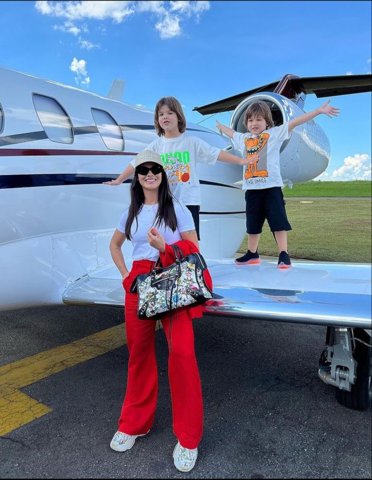 Andressa Suita posa com filhos em avião particular