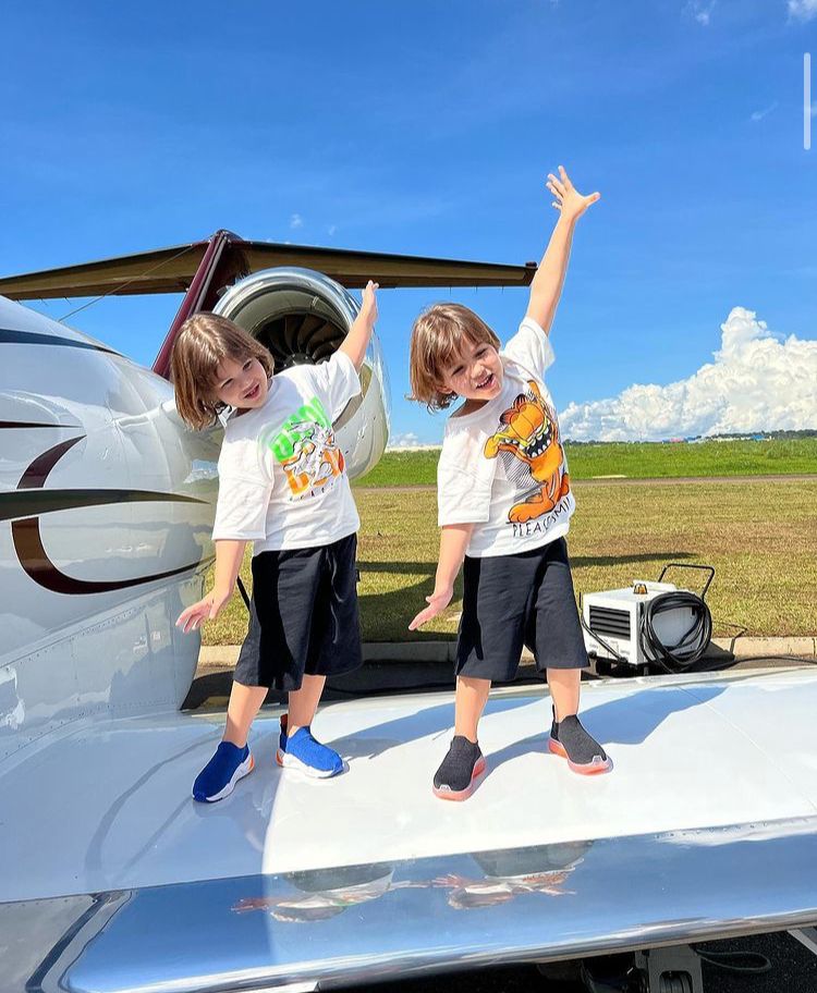 Andressa Suita mostra filhos em avião particular