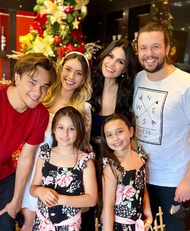 O casal Bruno do KLB e Maria Luiza com a família do cantor 