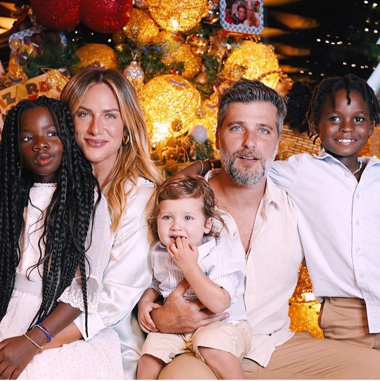 Bruno Gagliasso e Giovanna Ewbank posam com os filhos no Natal