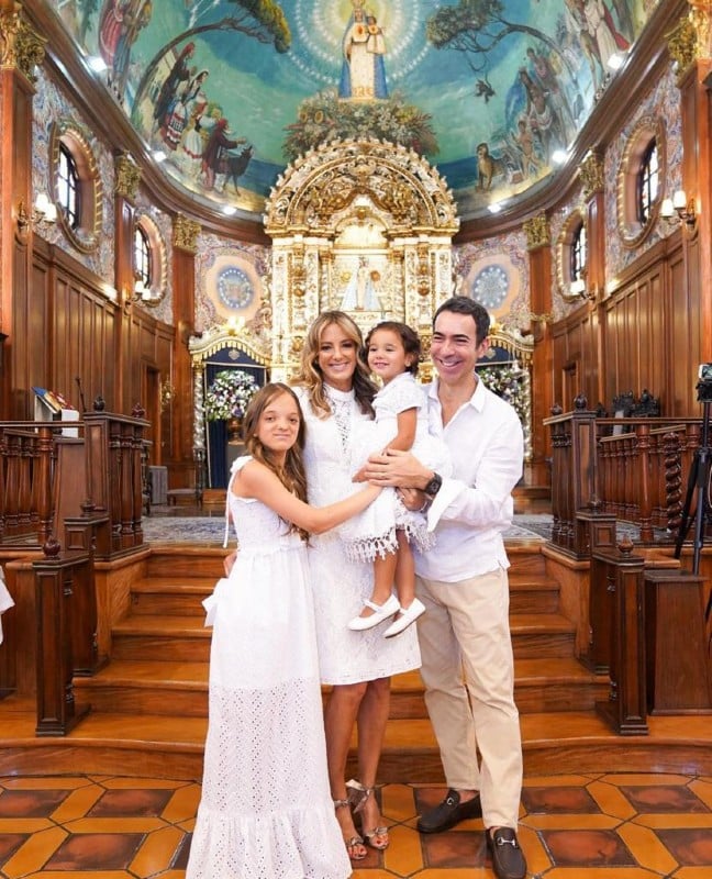 Ticiane Pinheiro e César Tralli com as filhas, Rafinha e Manu