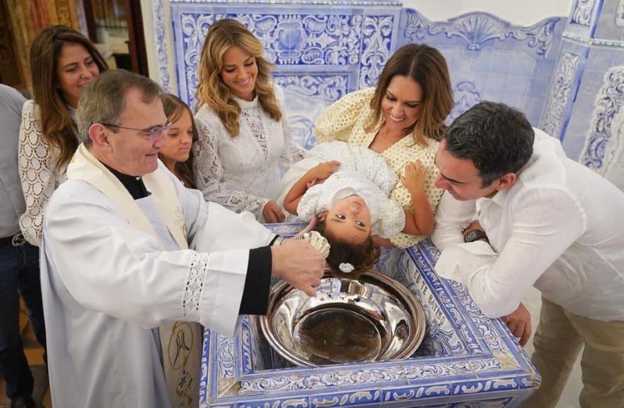 César Tralli e Ticiane Pinheiro na igreja batizando a filha, Manu
