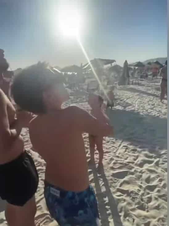 Davi Lucca, filho de Neymar e Carol Dantas, brinca em praia