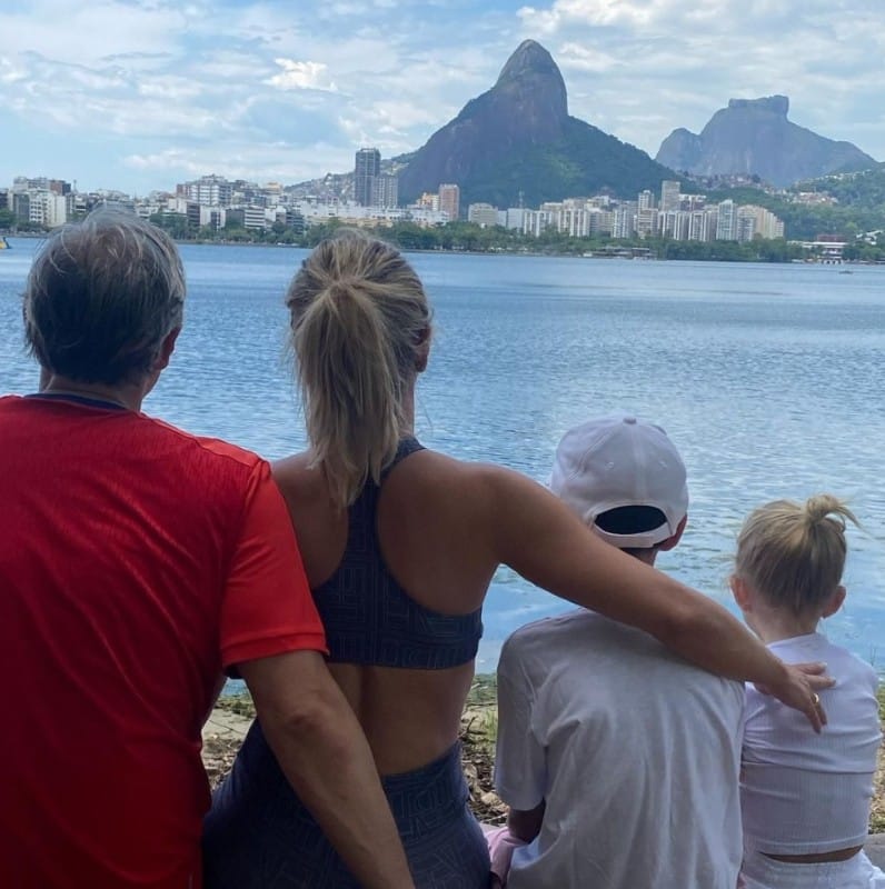 A apresentadora Eliana com o marido e os filhos, no Rio de Janeiro