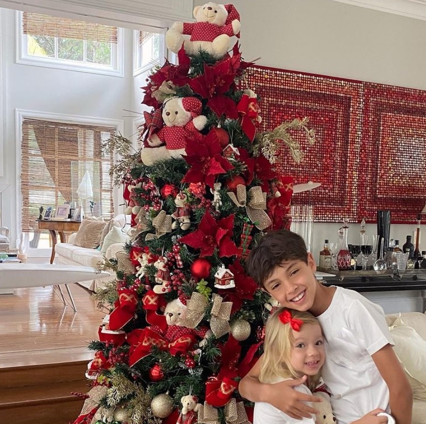 Eliana mostrando os filhos e a sua luxuosa árvore de Natal