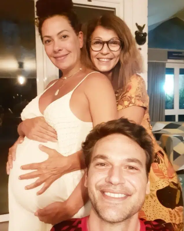 Fabiula Nascimento e Emílio Dantas com a mãe do ator 
