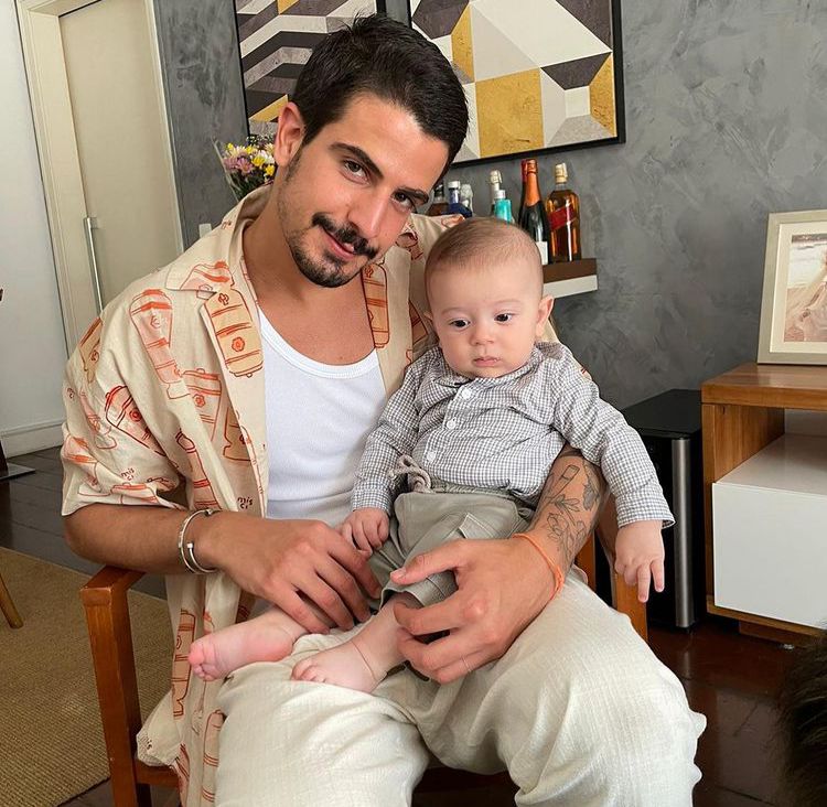 Filho de Edson Celulari aparece com bebê nos braços