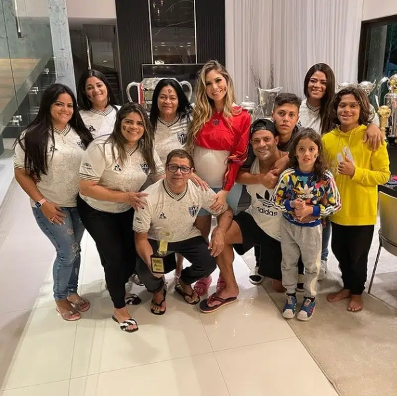 Hulk Paraíba com parte da família reunida celebrando o título do Atlético-MG
