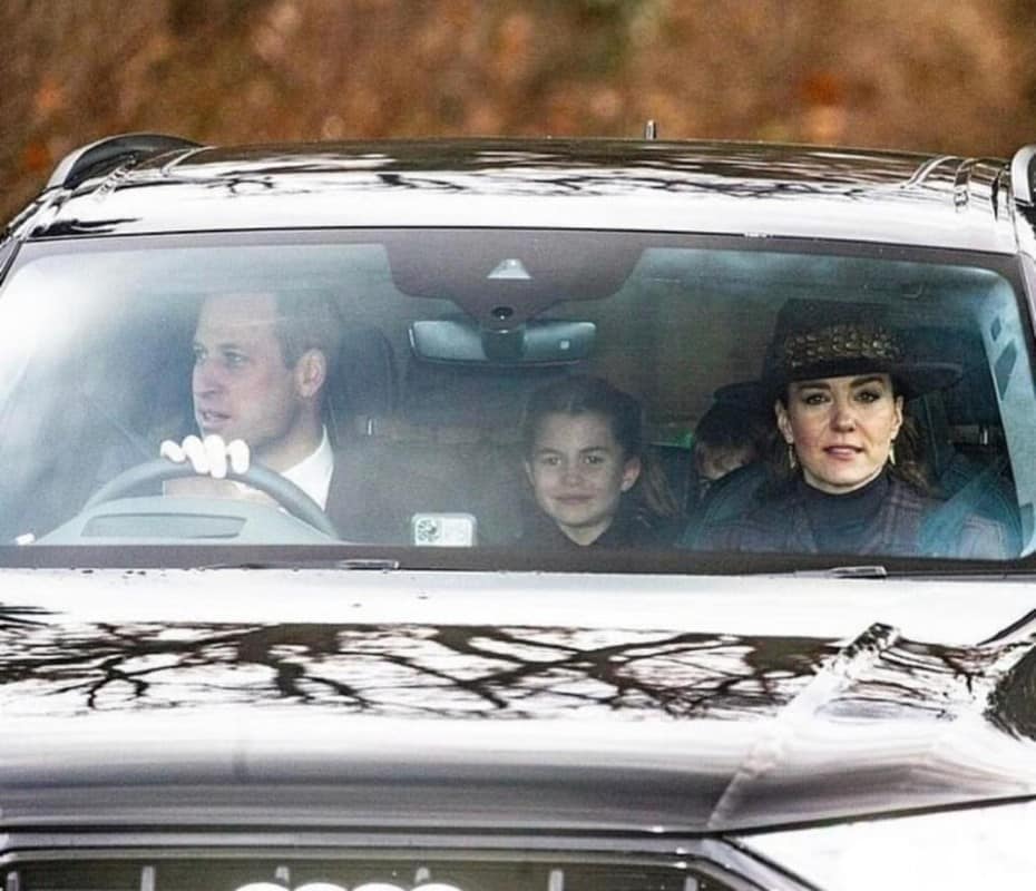 A princesa Charlotte, Kate Middleton e o príncipe William, com os pais, após a cerimônia 
