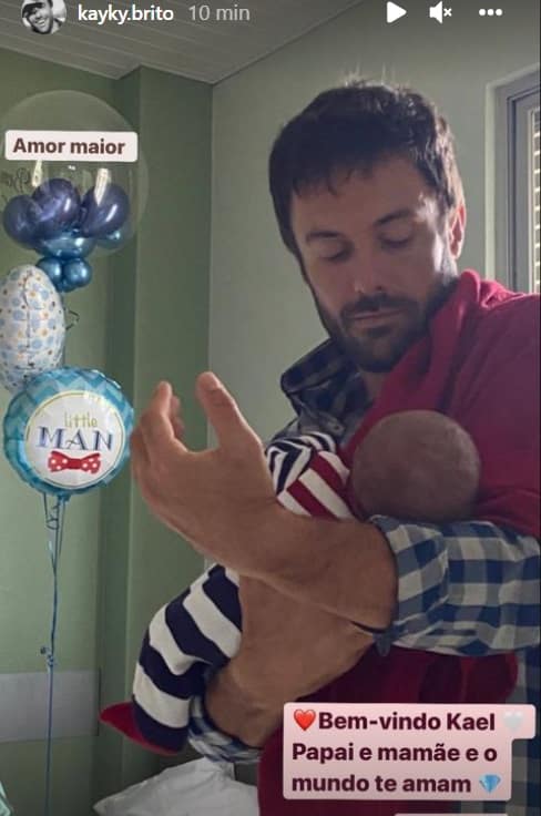 Kayky Brito e o seu bebê recém-nascido Kael