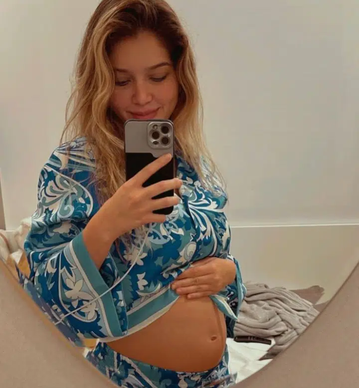 A filha de Leandro mostrando sua barriguinha de grávida