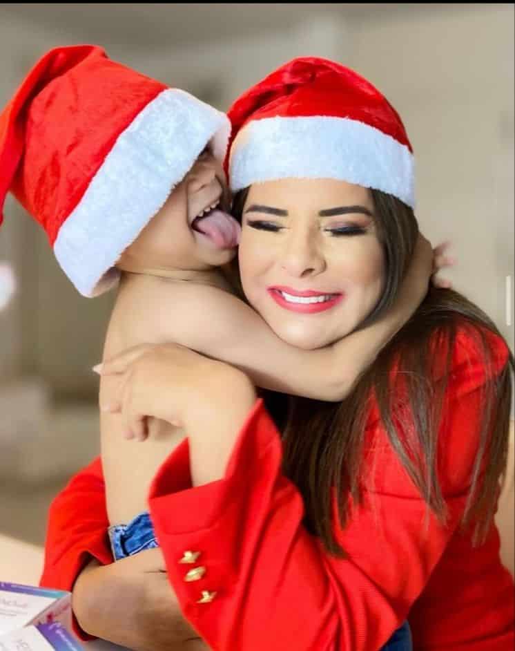 Mara Maravilha e seu filho Benjamin em clima de Natal
