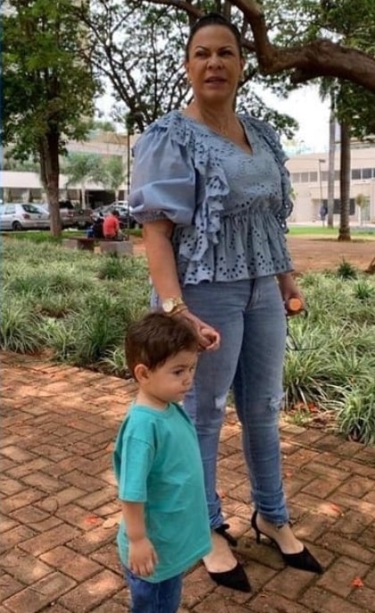 Ruth Moreira ao lado do filho de Marília Mendonça