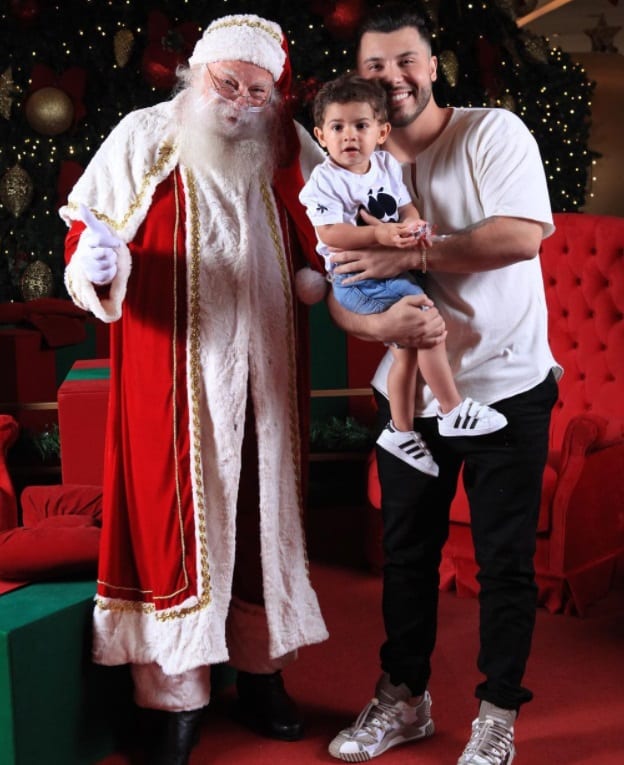 Murilo Huff mostrando seu filho conhecendo o Papai Noel