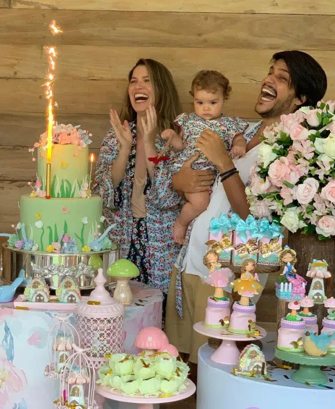 Nathalia Dill e Pedro Curvello cantararam parabéns para a bebê e se divertiram