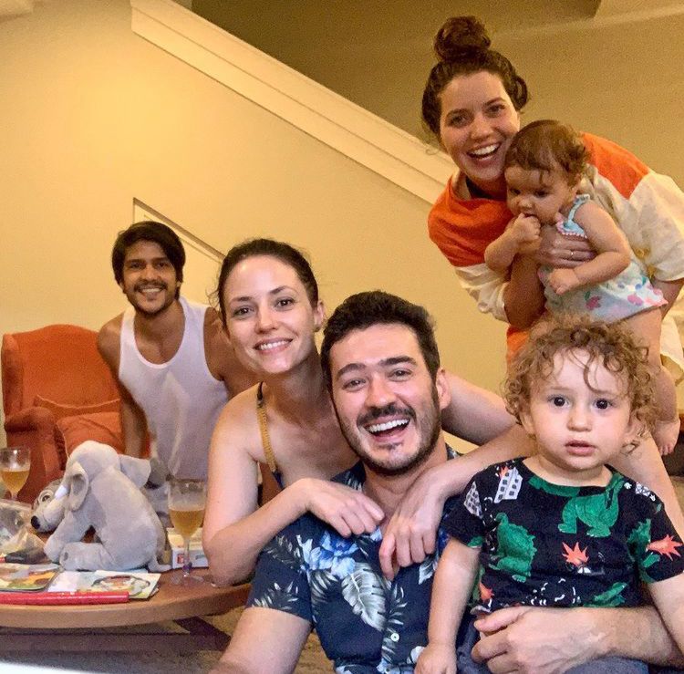 Nathalia Dill e família se encontram com Marcos Veras