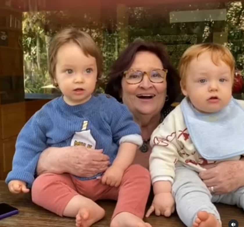 Bebês de Paulo Gustavo juntos com a avó