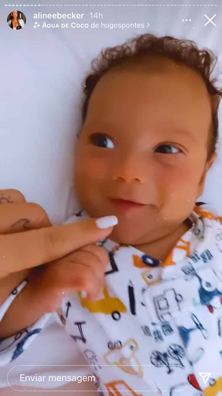 Bebê de Rafael Zulu sorri para a mãe