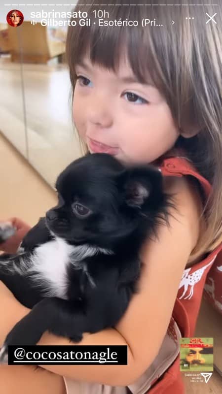 A pequena Zoe, filha de Duda Nagle e Sabrina Sato, com a cachorrinha Coco