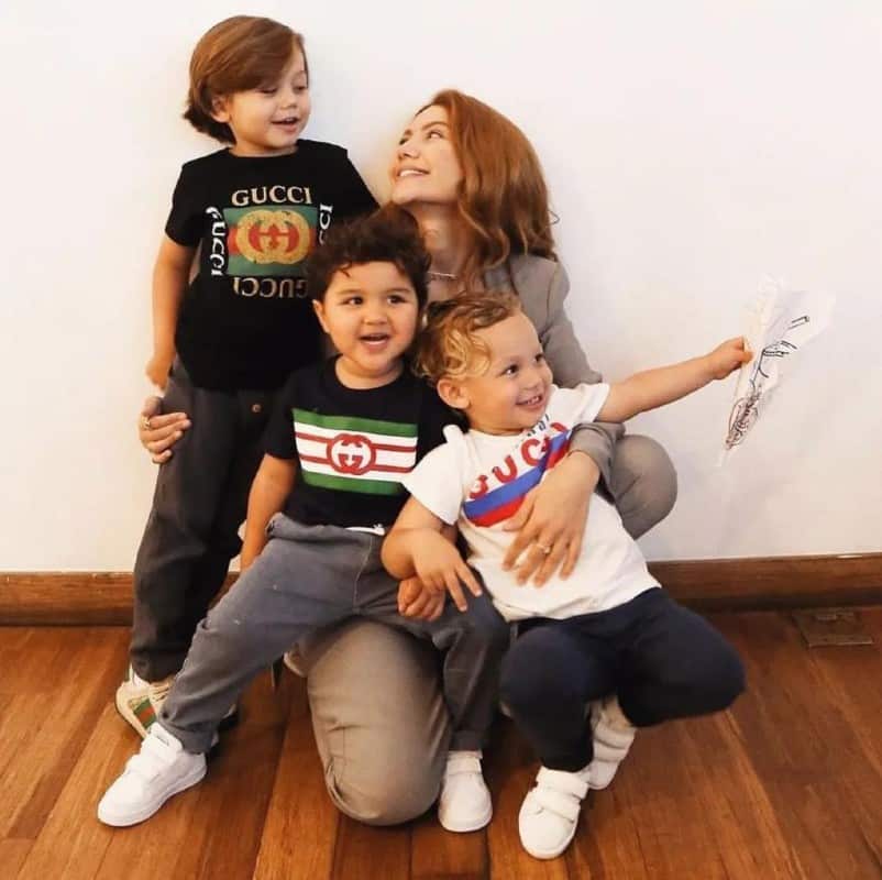 Sarah Poncio junto com seus filhos com o ex-marido Jonathan Couto