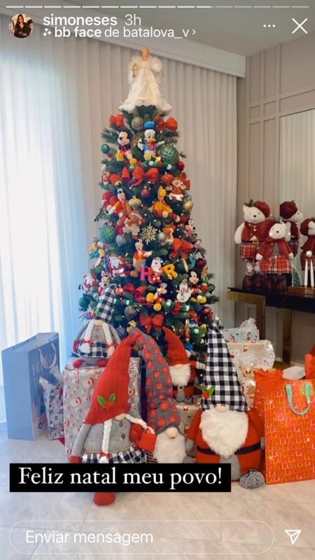 A linda decoração de Natal da mansão de Simone