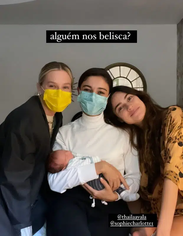 As atrizes Sophie Charlotte e Fiorella Mattheis visitaram o pequeno Francisco, bebê de Thaila Ayala